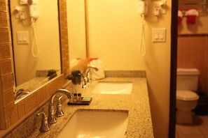 Combined shower/bathtub, hair dryer, towels - Arcadia Hotel (Gering)