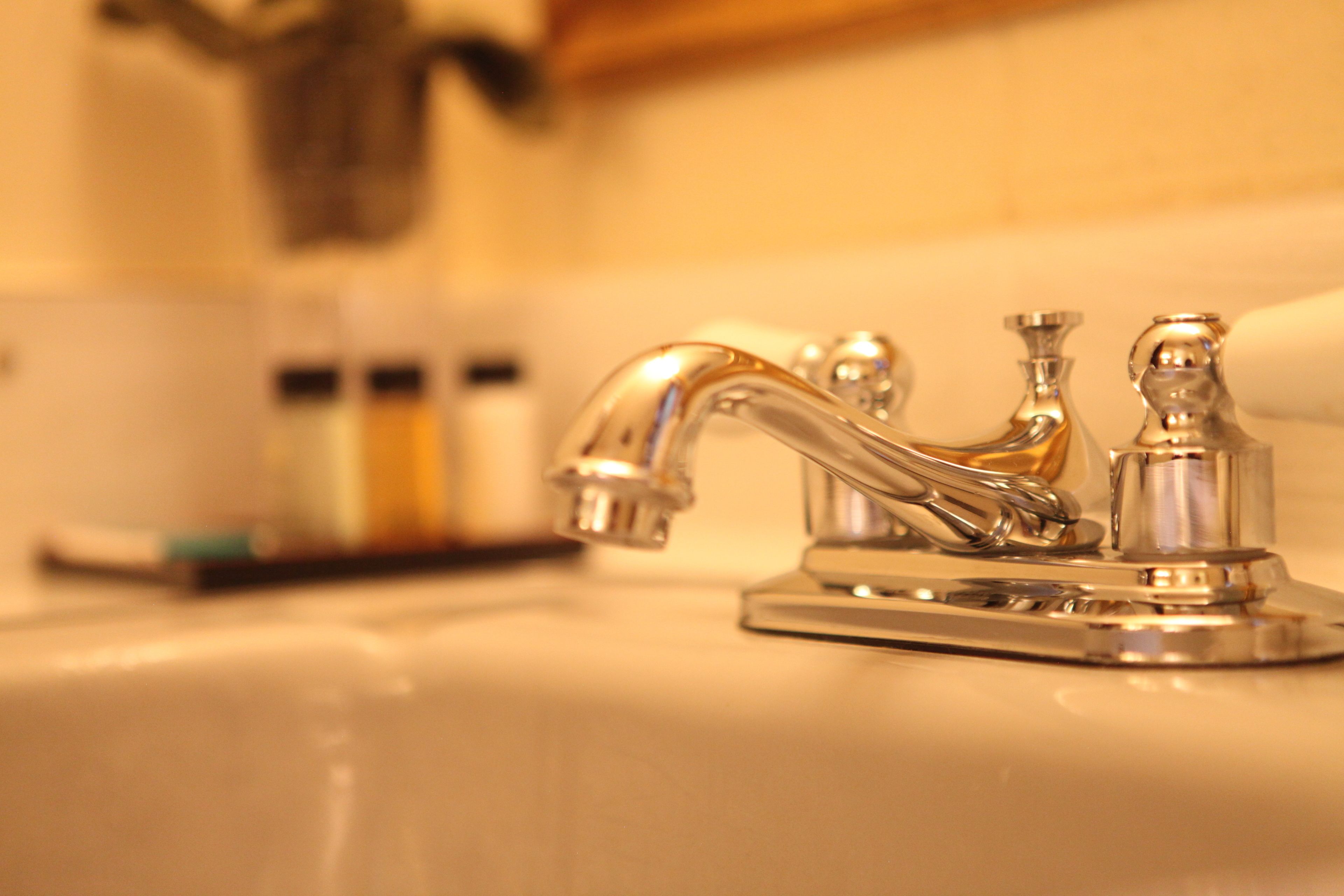 Bañera con ducha, secador de pelo, toallas