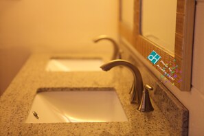 Comfort-Doppelzimmer, 2 Doppelbetten | Waschbecken im Bad