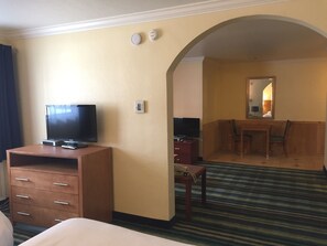 Family Room Suite w/ Sofa Bed | Wifi gratis, ropa de cama y despertador