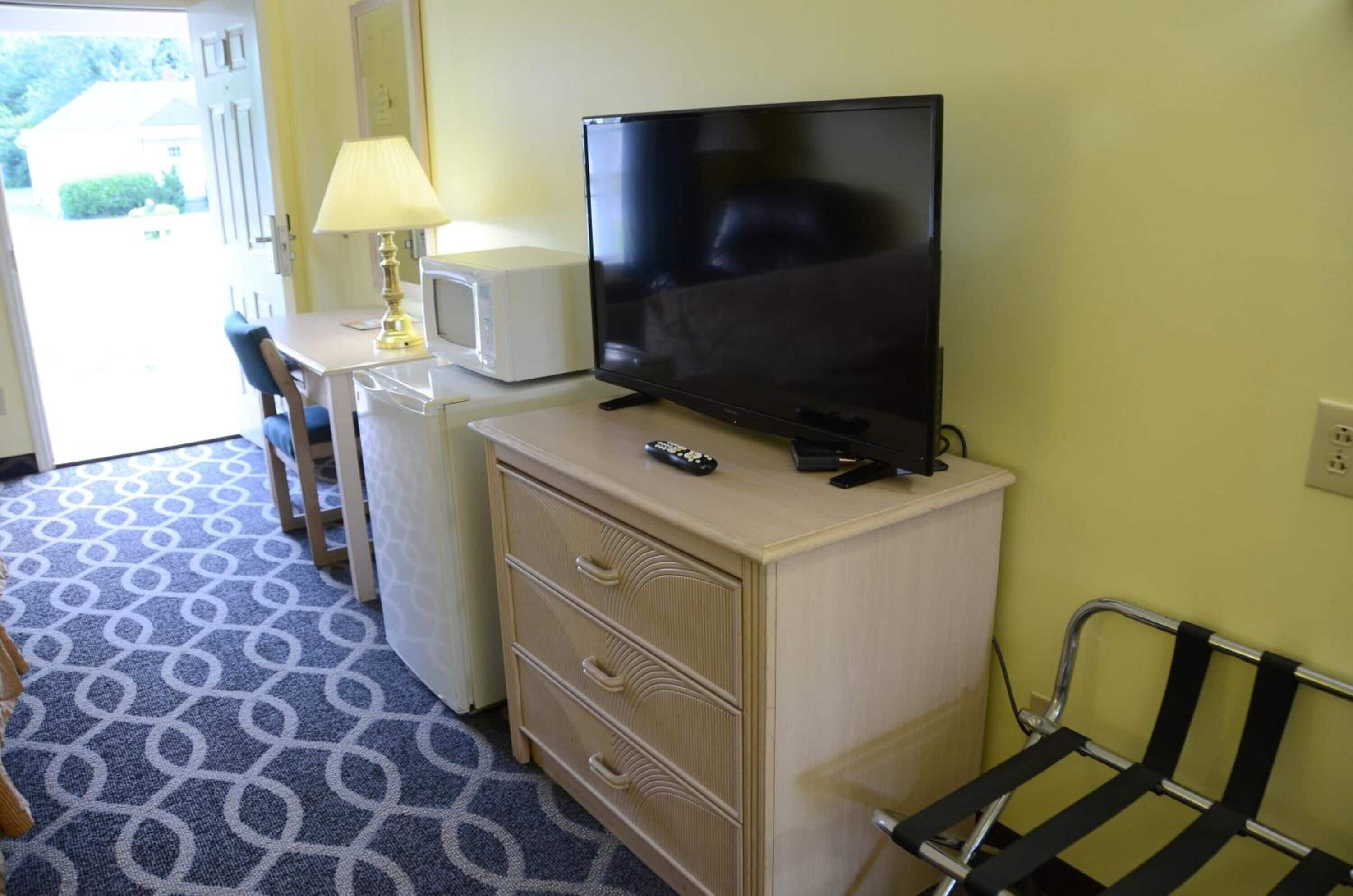 Een bureau, een strijkplank/strijkijzer, gratis wifi, een wekker