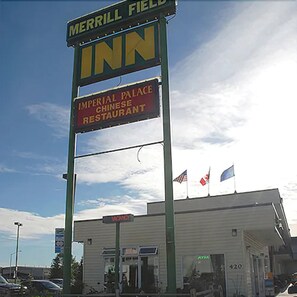 En skylt för ett motell med texten ”Merrill Field Inn” och ”Imperial Palace Chinese Restaurant”.