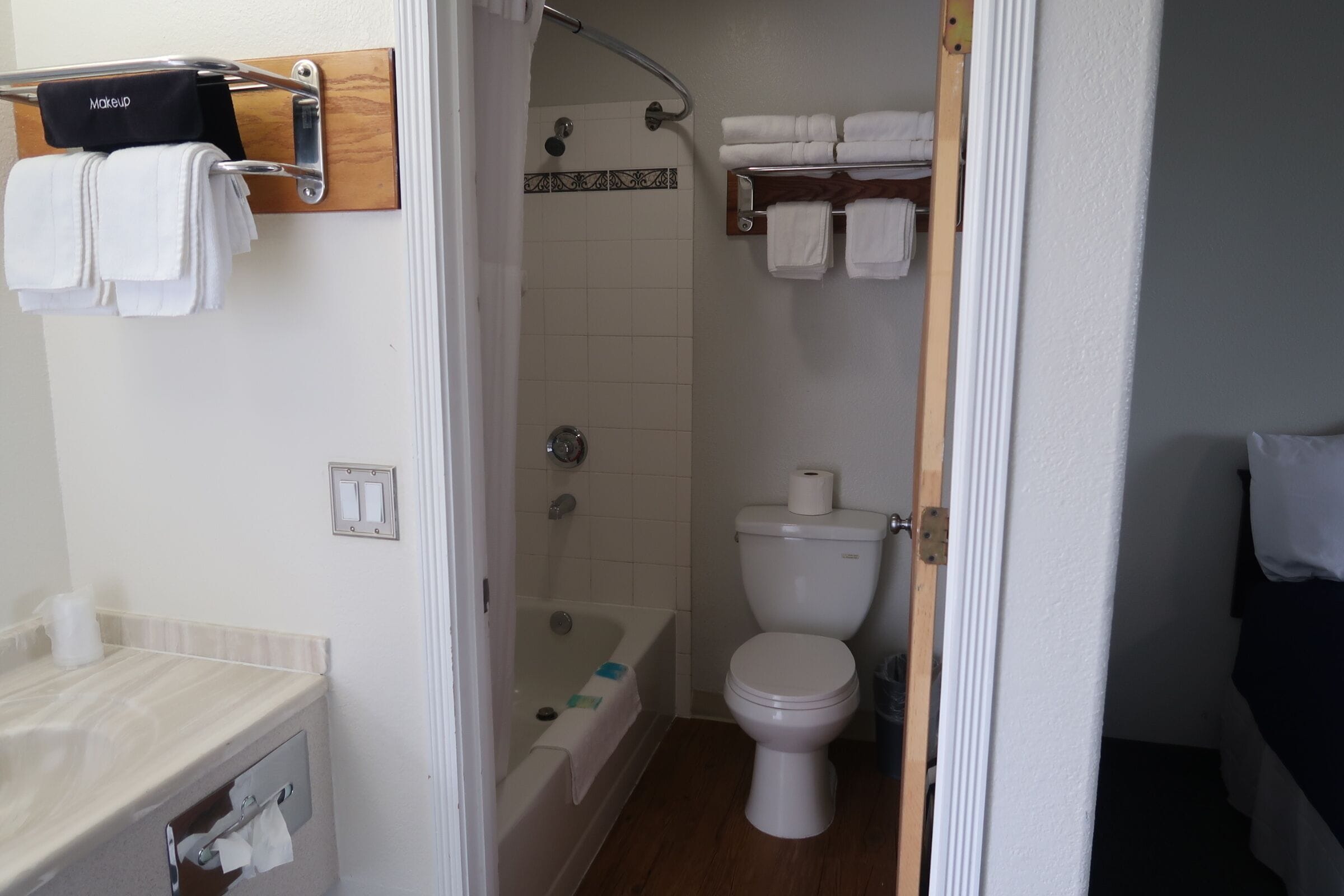 Une salle de bain équipée d’une douche, de toilettes et d’un porte-serviettes avec plusieurs serviettes.