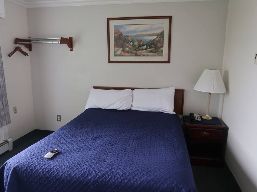 One queen bed non smoking | Television