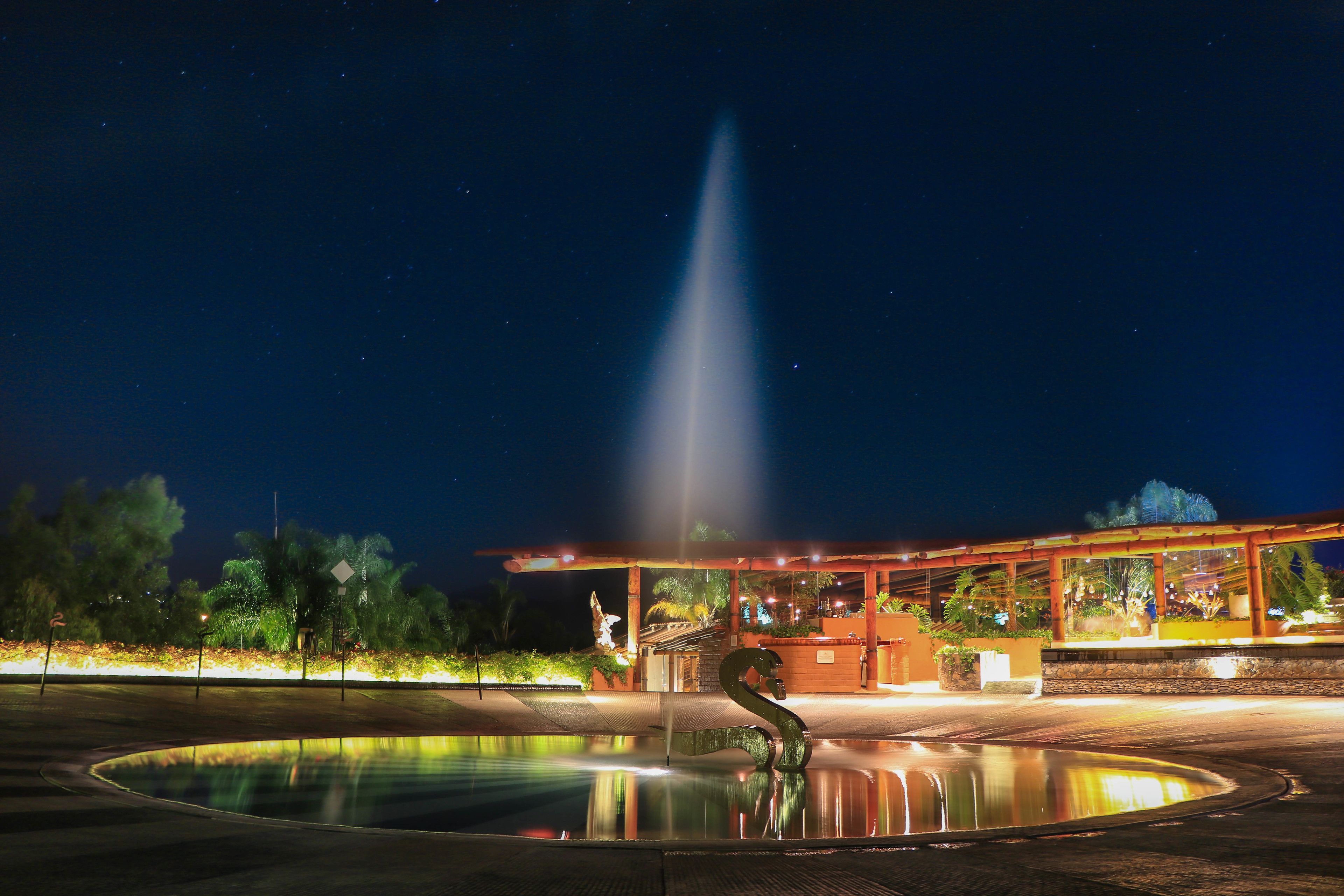 Vista frontal de la propiedad por la tarde o noche