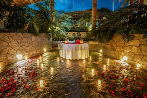 2 間餐廳；供應早餐、午餐、晚餐；多國菜