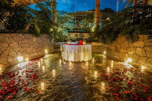 2 restaurants, breakfast, lunch, dinner served; international cuisine