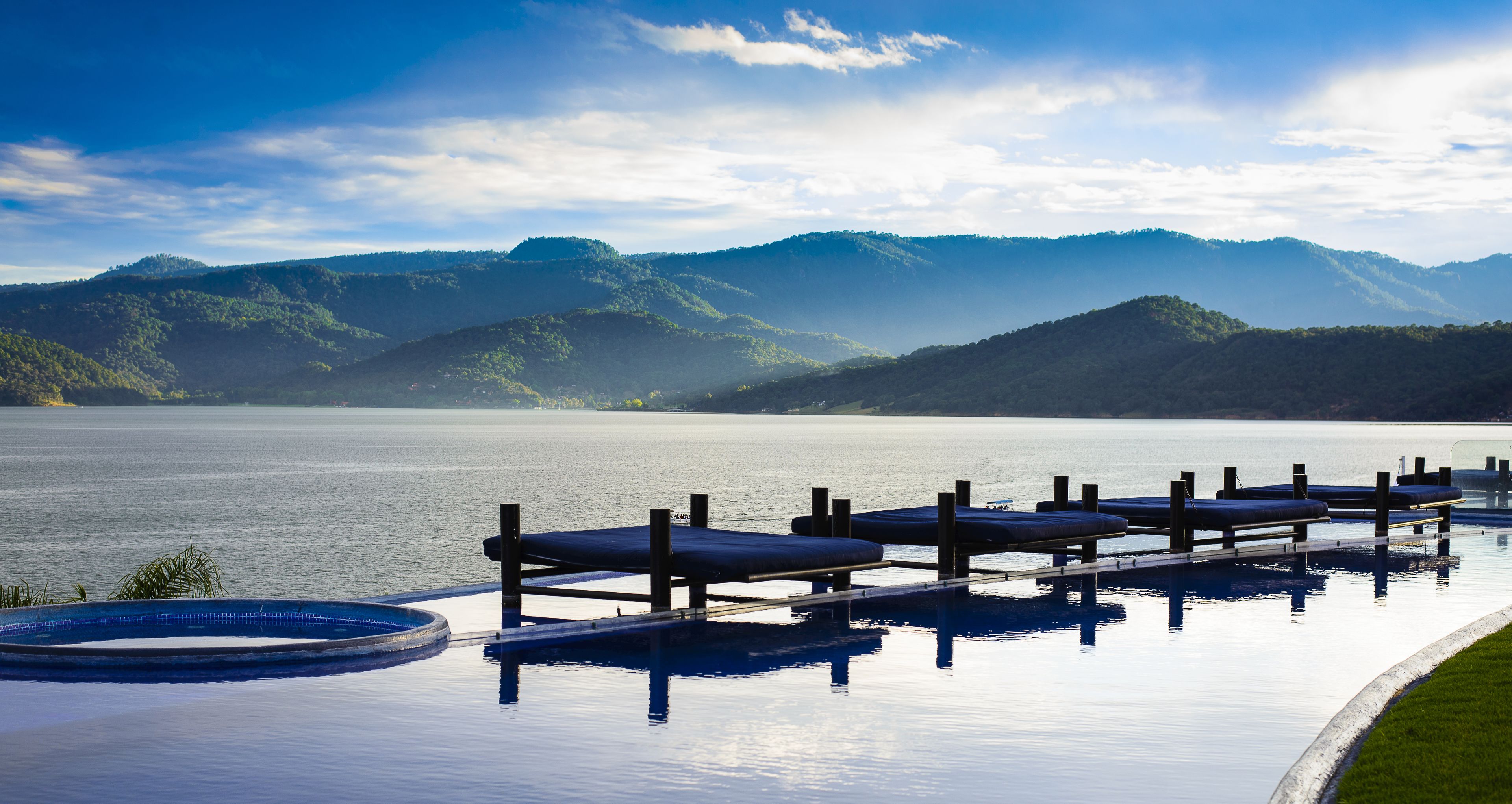 2 albercas al aire libre, sombrillas en la alberca y camastros 