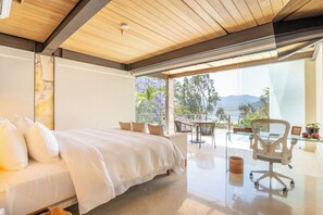 Ropa de cama de alta calidad y caja de seguridad en la habitación 