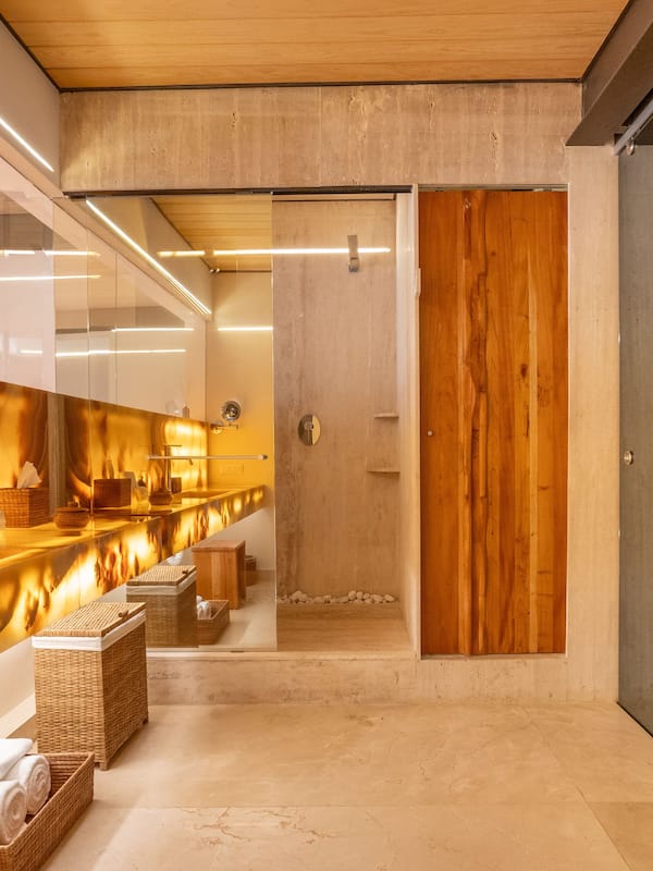 Deluxe Studio Suite | Bathroom | Rainfall showerhead, hair dryer, towels, soap