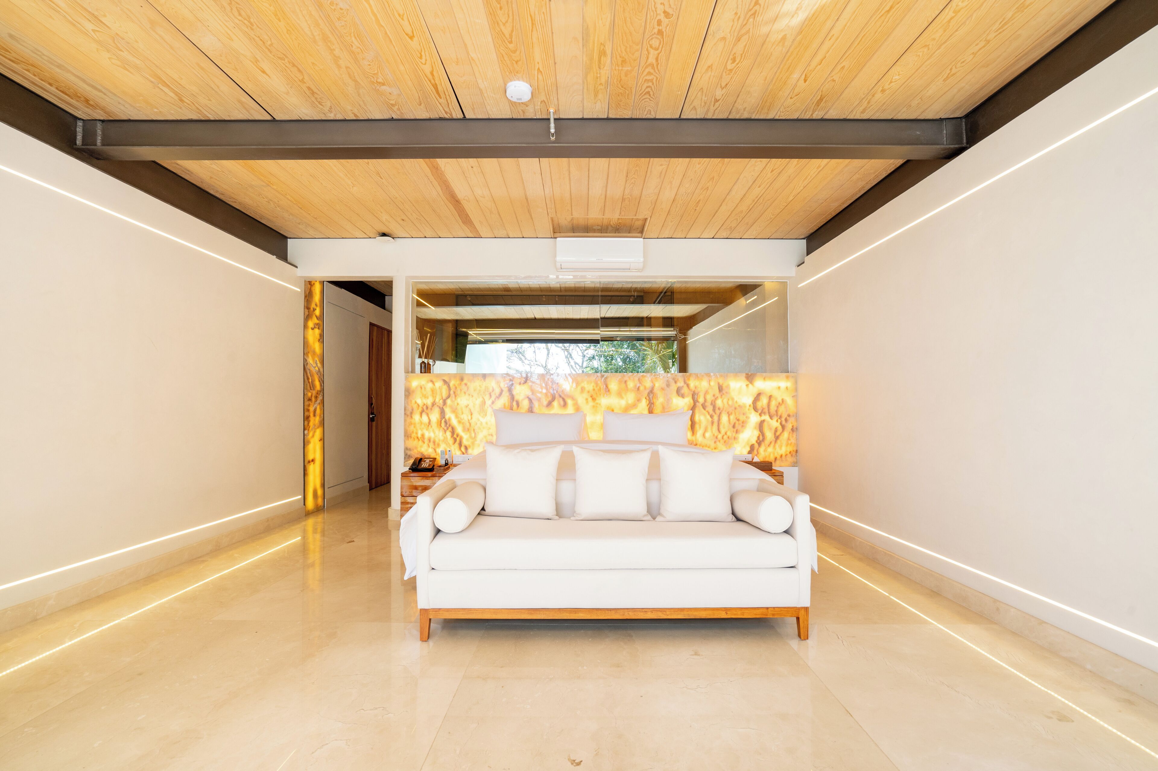 Ropa de cama de alta calidad y caja de seguridad en la habitación 