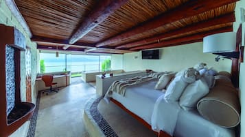 Ropa de cama de alta calidad y caja de seguridad en la habitación