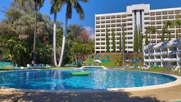 2 albercas al aire libre y sombrillas en la alberca