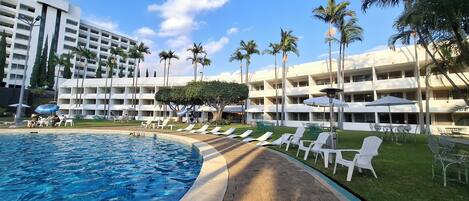 2 outdoor pools, pool umbrellas