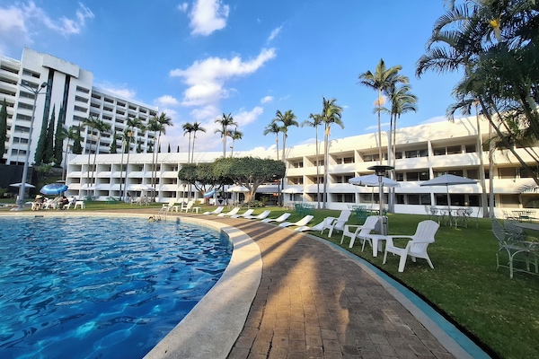 2 piscinas al aire libre, sombrillas