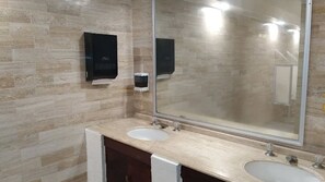 Shower, rainfall showerhead, free toiletries, towels - Aristos Cuernavaca (Cuernavaca)