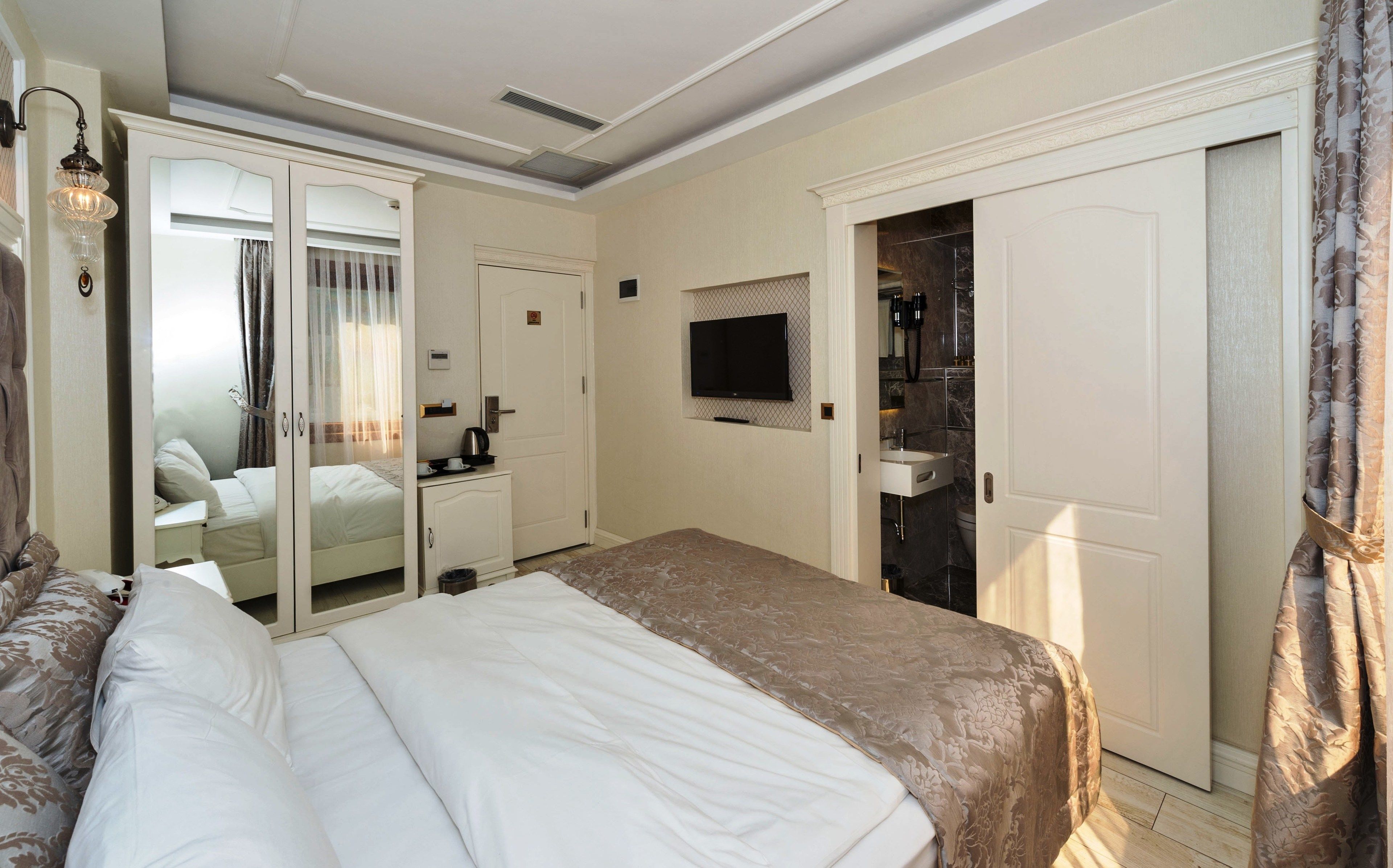 standard double or twin room | minibar, in-room safe, desk, blackout curtains