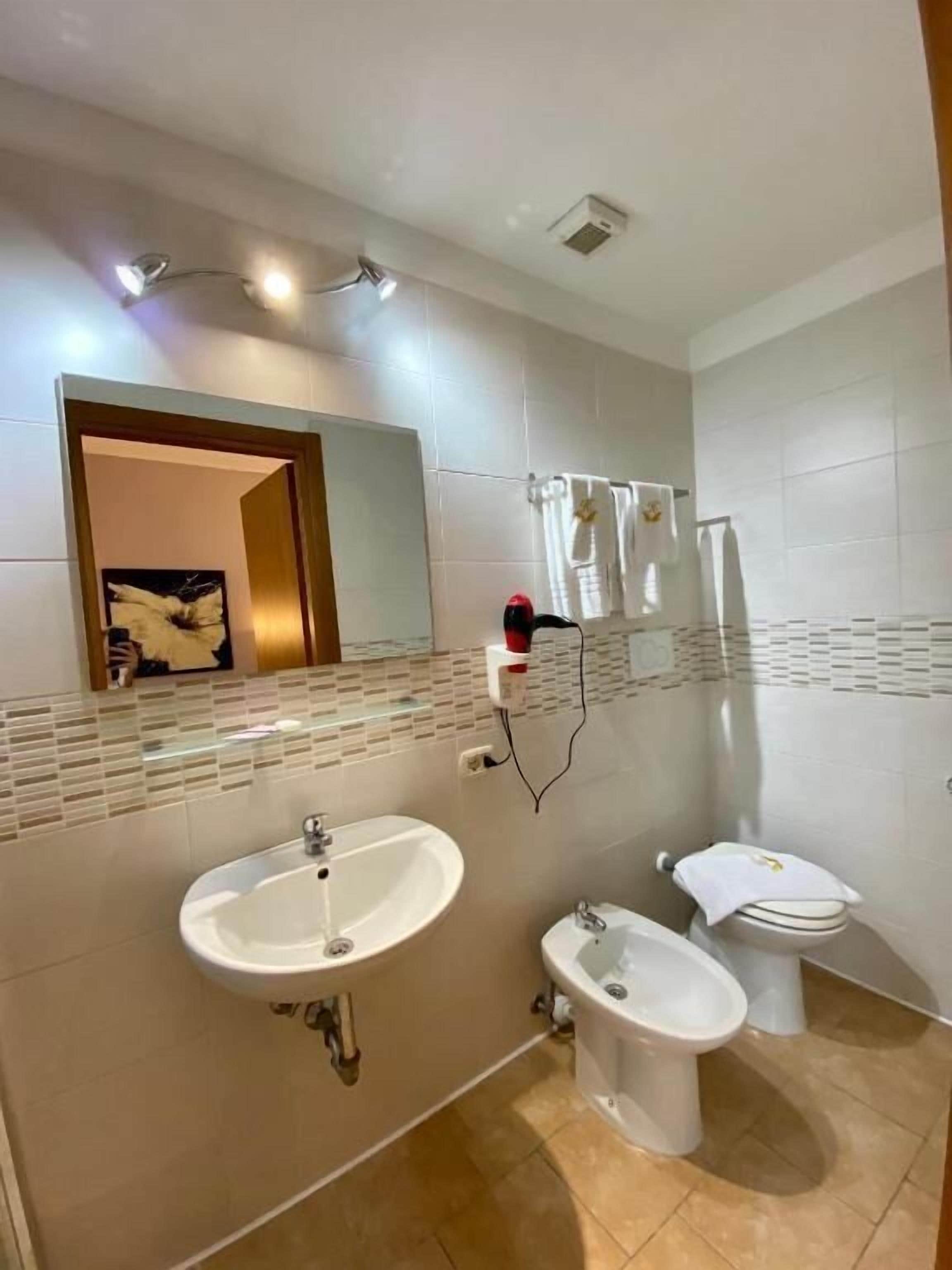 Kostenlose Toilettenartikel, Haartrockner, Handtücher, Shampoo