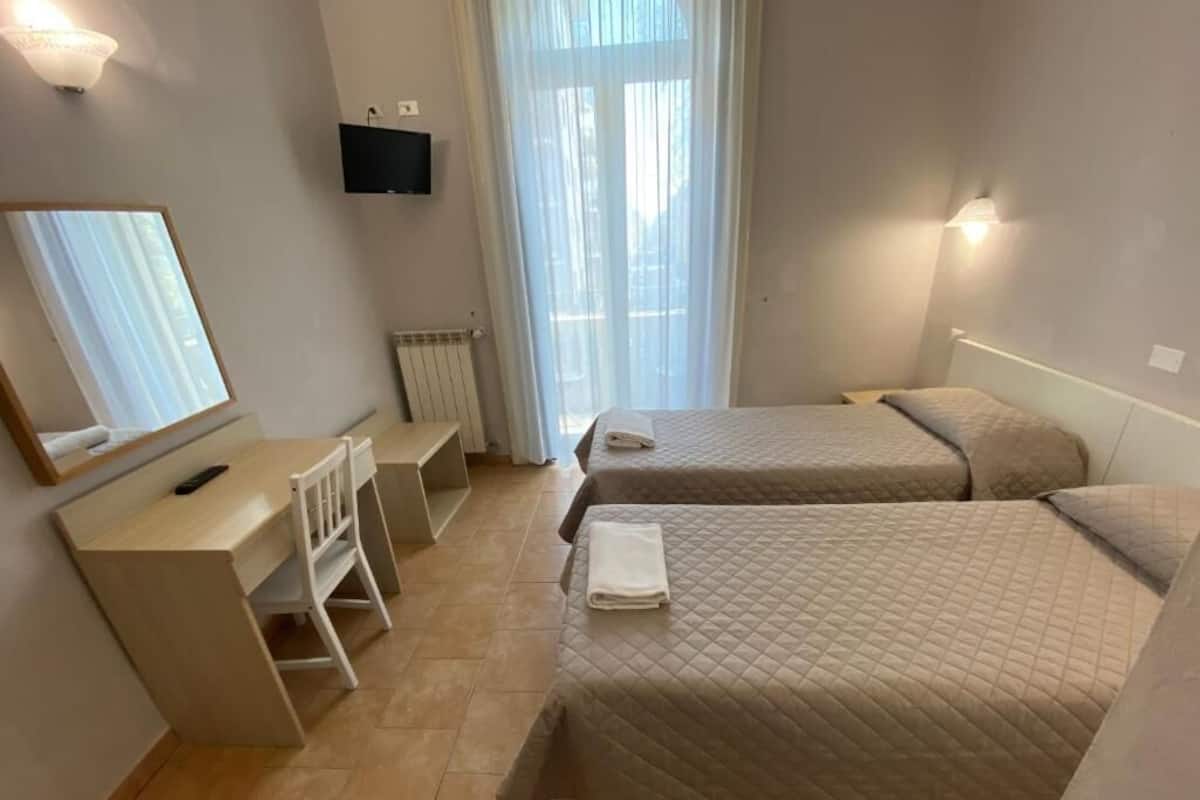 Escritorio y espacio para trabajar con laptop