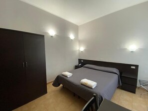 Desk, laptop workspace, iron/ironing board, free WiFi - Hotel Atena (Milan)