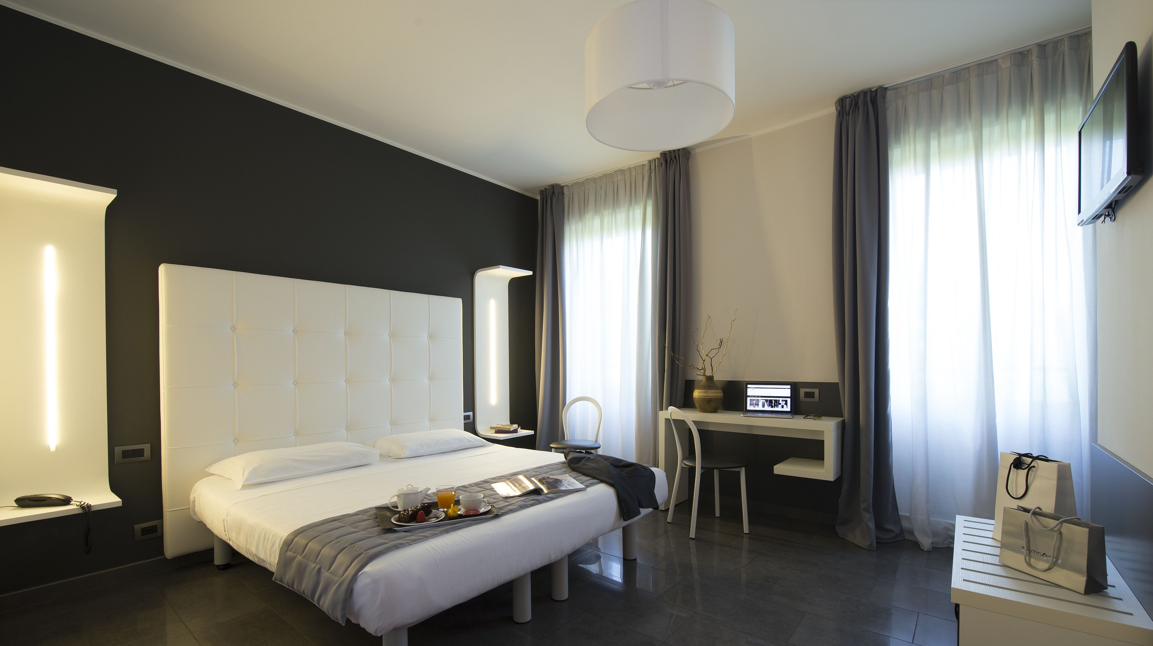 standard double room | down duvets, in-room safe, desk, free wifi