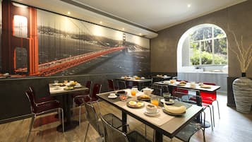 Daily continental breakfast (EUR 5 per person)