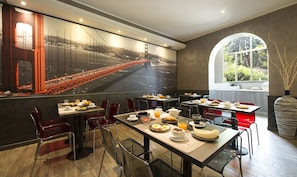 Café da manhã continental todos os dias (EUR 5 por pessoa)