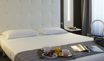 Kamar Double Standar | Selimut bulu angsa, brankas, meja kerja, dan Wi-Fi gratis