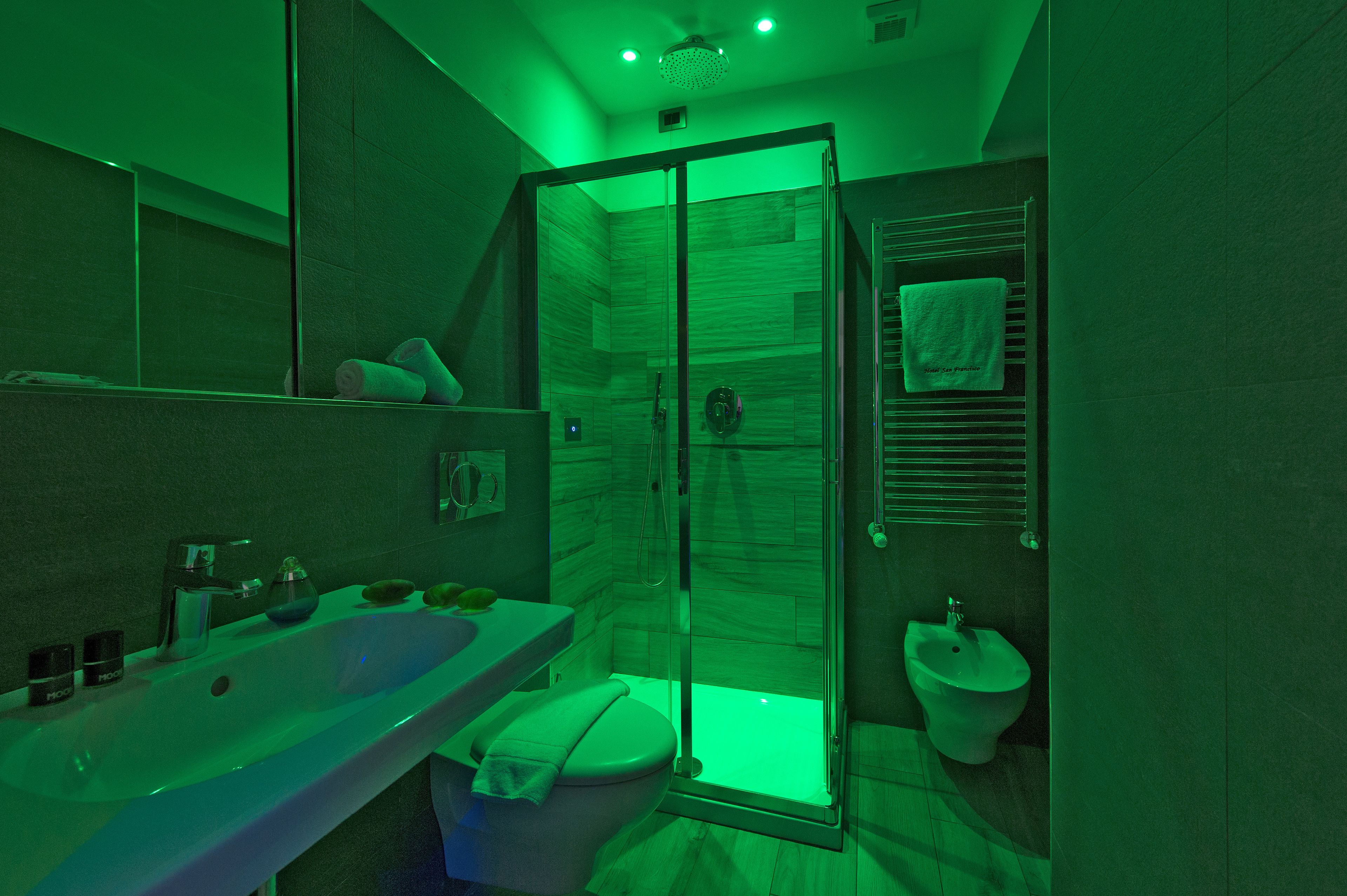 triple room | bathroom | shower, free toiletries, hair dryer, bidet