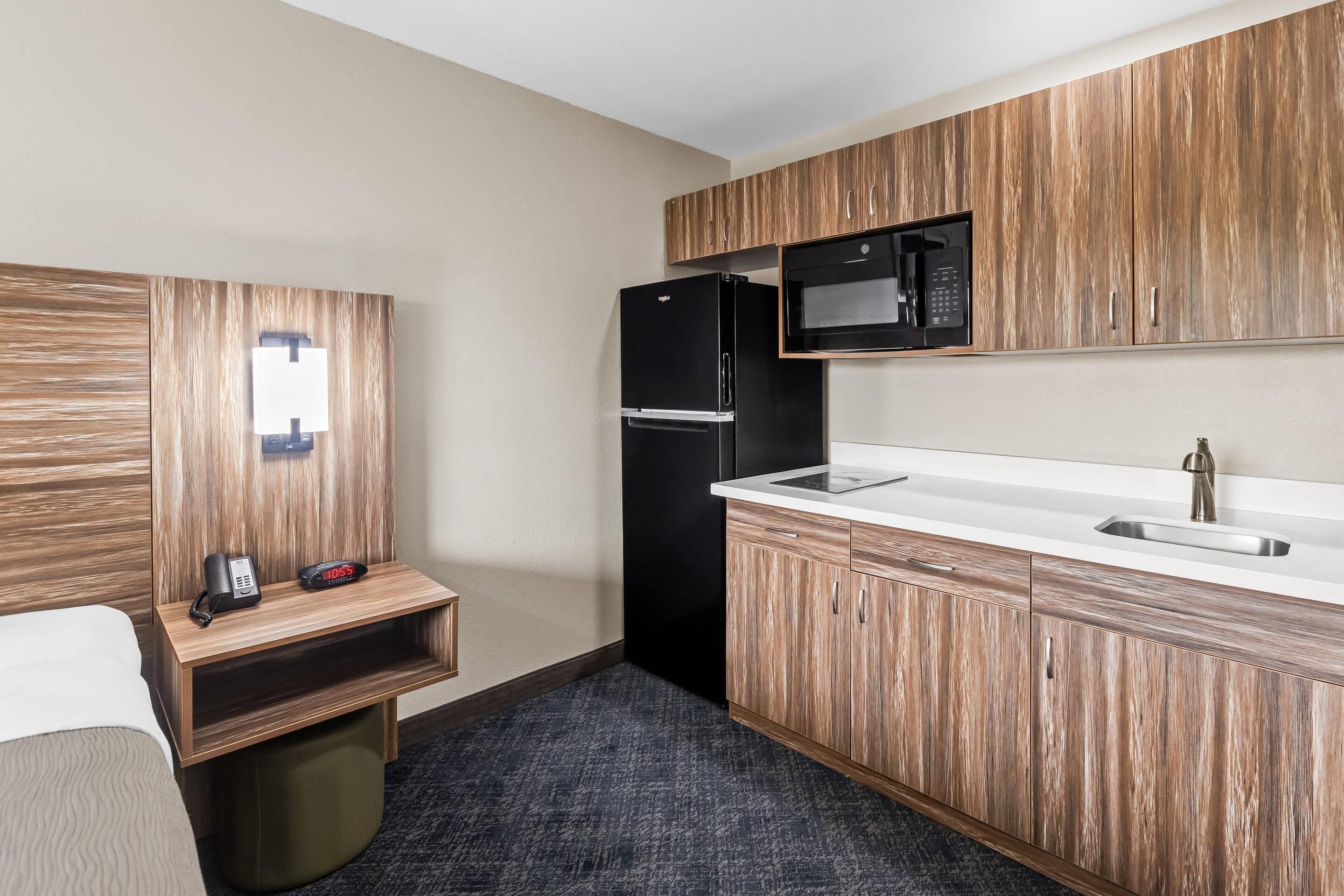Standard Room, 1 King Bed, Non Smoking | Premium bedding, down comforters, desk, laptop workspace