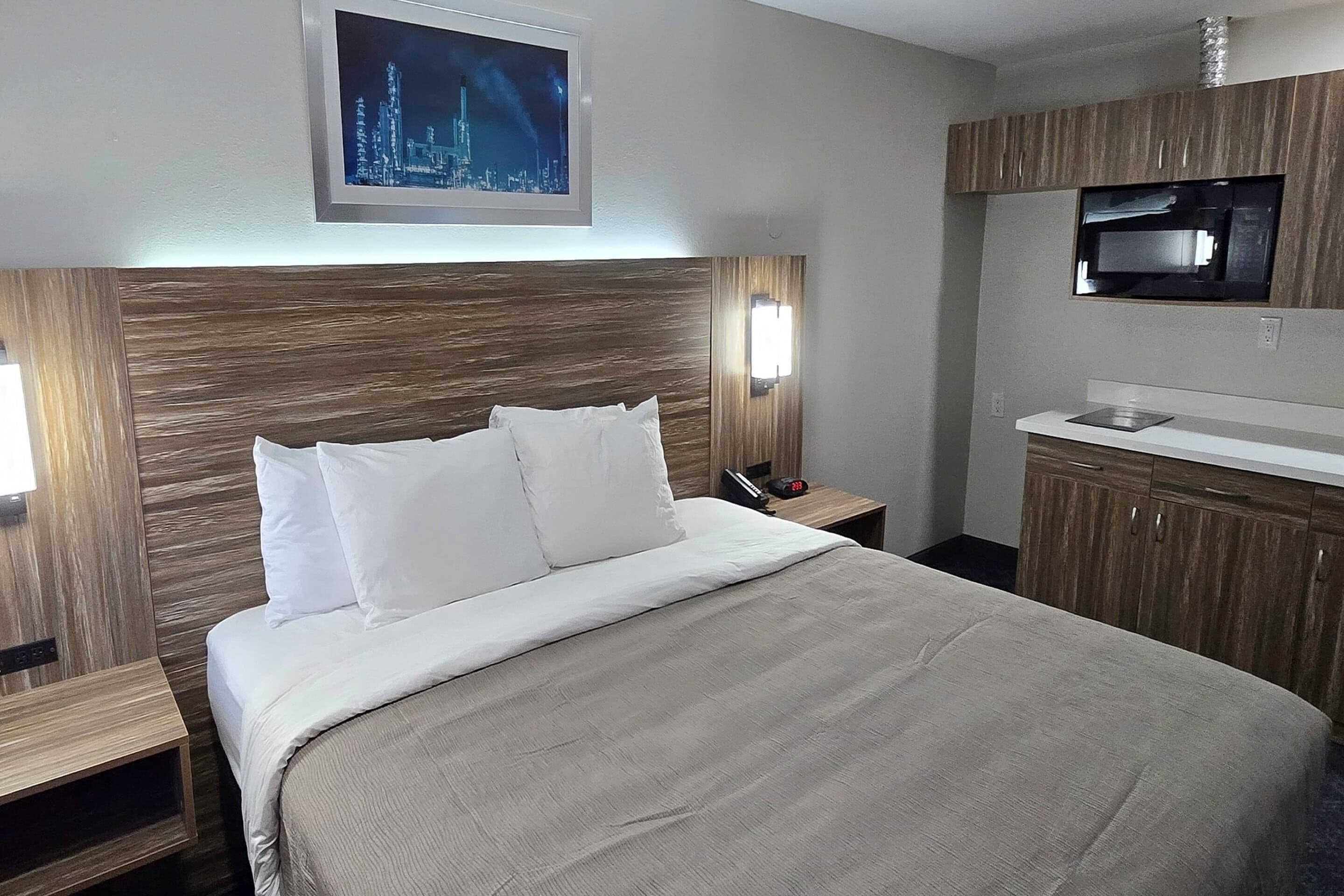 Room, 1 King Bed, Non Smoking (Kitchenette) | Premium bedding, down comforters, desk, laptop workspace