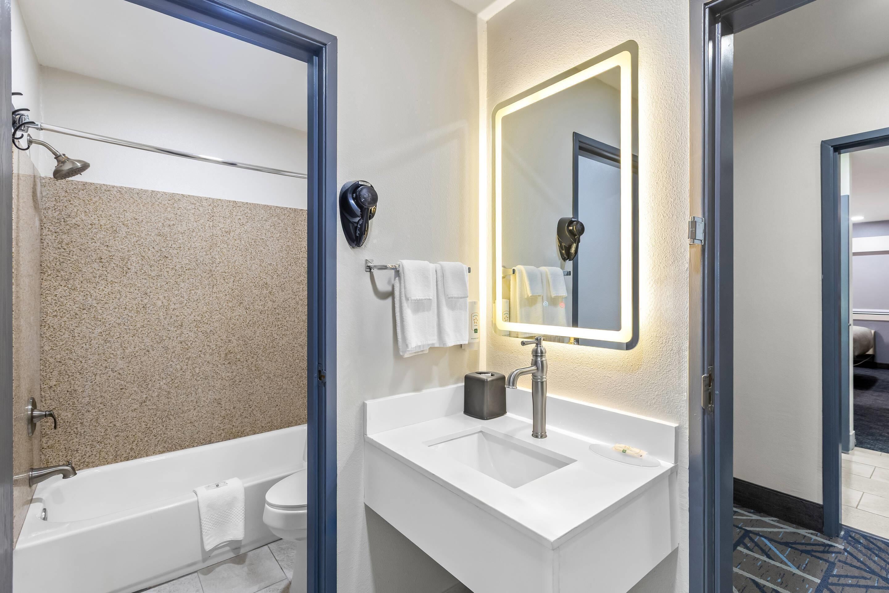 Room, 1 King Bed, Non Smoking (Kitchenette) | Premium bedding, down comforters, desk, laptop workspace
