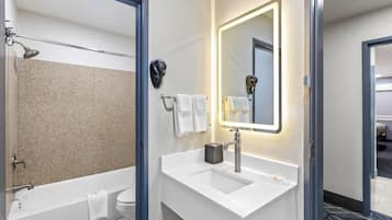 Room, 1 King Bed, Non Smoking (Kitchenette) | Premium bedding, down comforters, desk, laptop workspace
