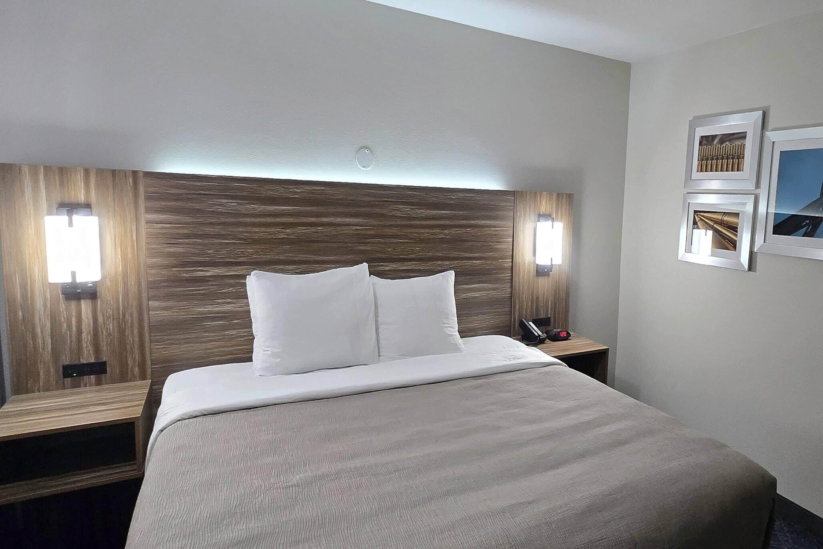 Room, 1 King Bed, Accessible, Non Smoking | Premium bedding, down comforters, desk, laptop workspace