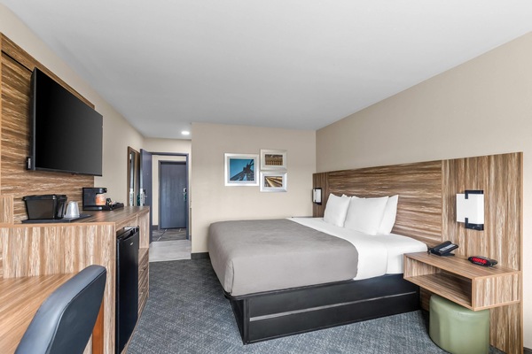 Premium bedding, down duvets, desk, laptop workspace
