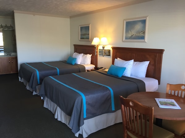 Habitación estándar, 2 camas Queen size | Wifi gratis y ropa de cama 