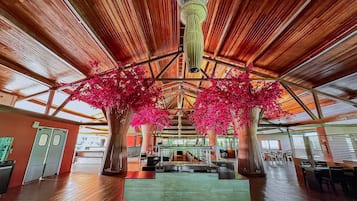 7 restaurantes, se sirve desayuno