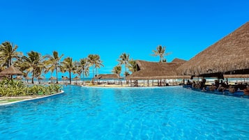 10 piscines extérieures, parasols de plage, chaises longues