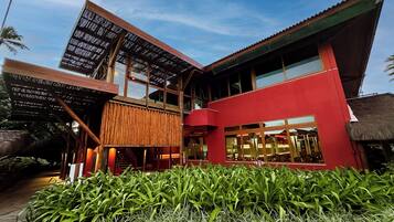 7 restaurantes, é servido café da manhã