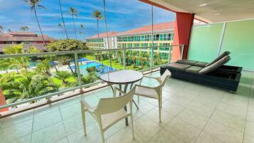 Chuveiro, produtos de toalete grátis, secador de cabelo