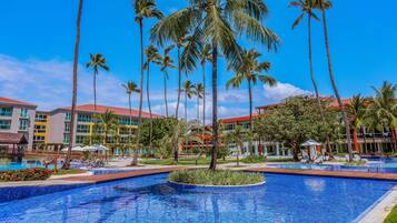 10 outdoor pools, open 9:00 AM to 5:00 PM, pool umbrellas, sun loungers