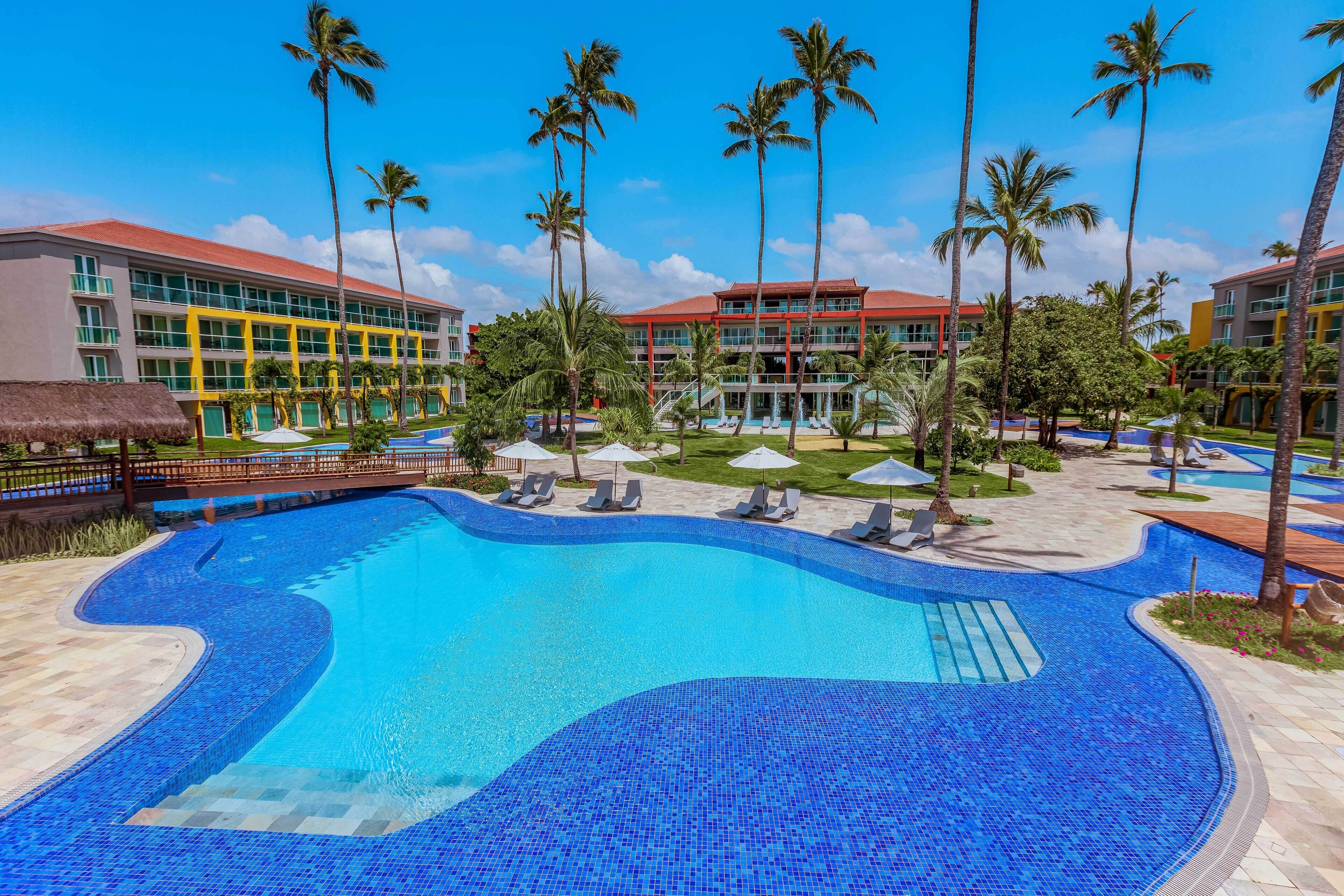 10 ulkouima-allasta avoinna 9.00–17.00, aurinkovarjoja, aurinkotuoleja