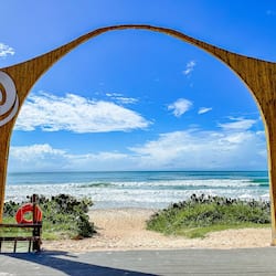 Sulla spiaggia, sabbia bianca, cabine da spiaggia gratuite