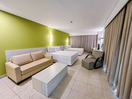 Minibar, caja de seguridad en la habitación y decoración personalizada 