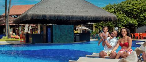 Piscine extérieure, accès possible de 9 h à 18 h, cabanas gratuites