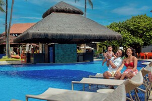 Una piscina al aire libre, cabañas de piscina gratuitas, sombrillas