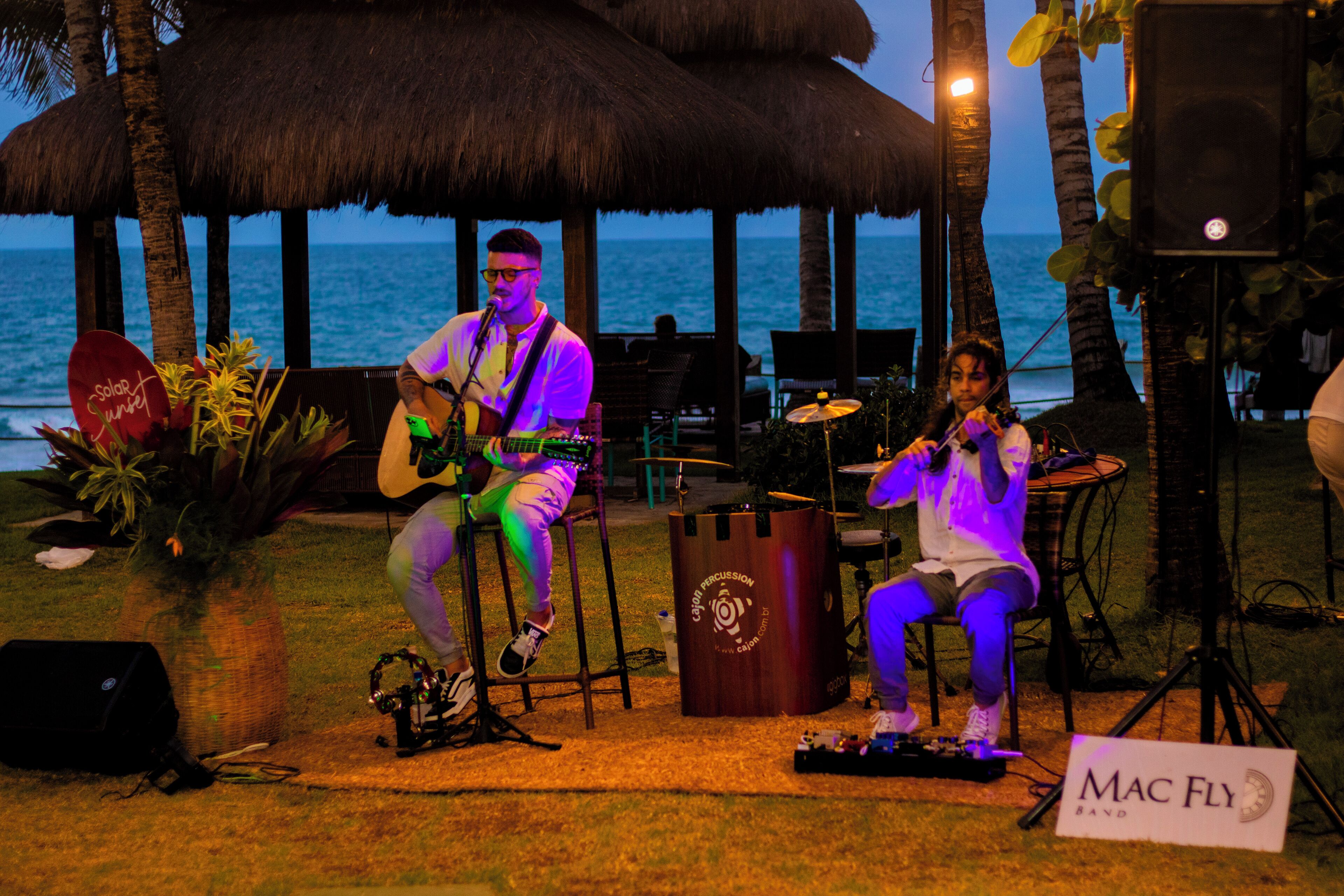 2 bars/lounges, swim-up bar, poolside bar, beach bar