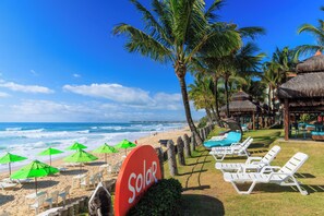 Bãi biển riêng, cát trắng, lều miễn phí, ghế dài tắm nắng 
