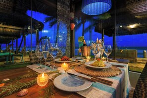 Phục vụ bữa sáng, bữa trưa và bữa tối 