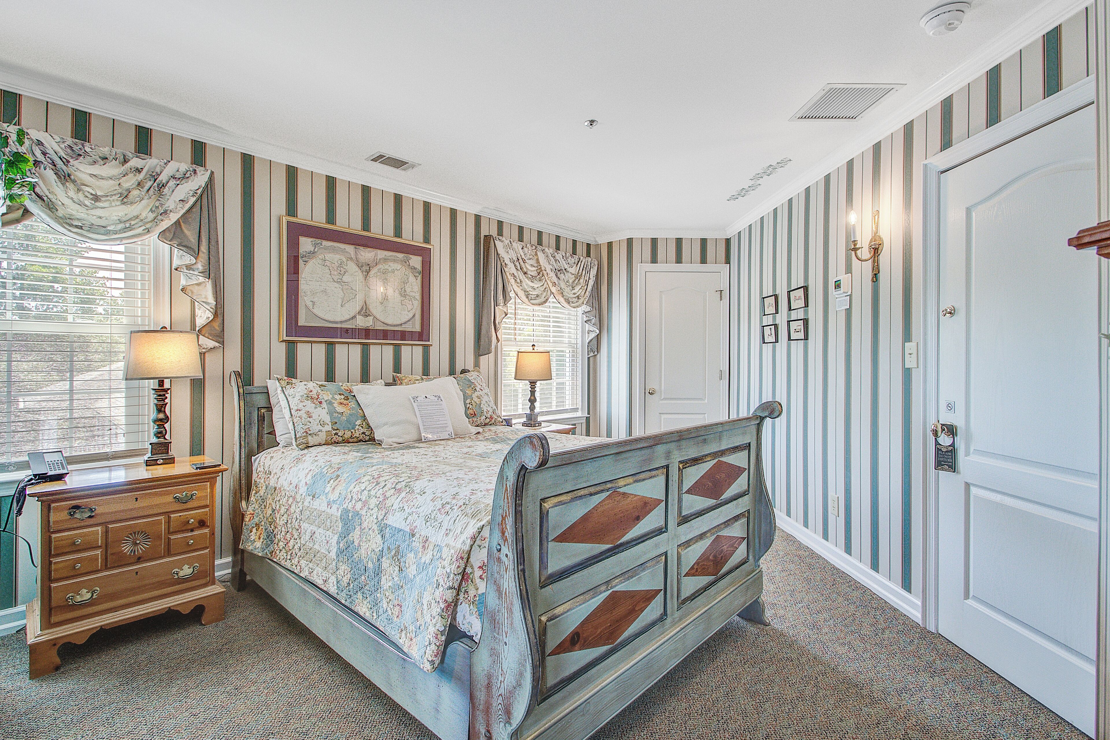 Chambre, 1 grand lit, bain à remous